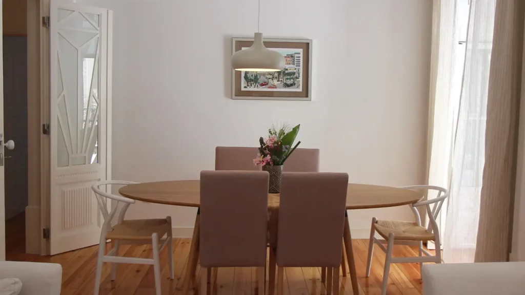 Sala minimalista e organizada com poucos elementos