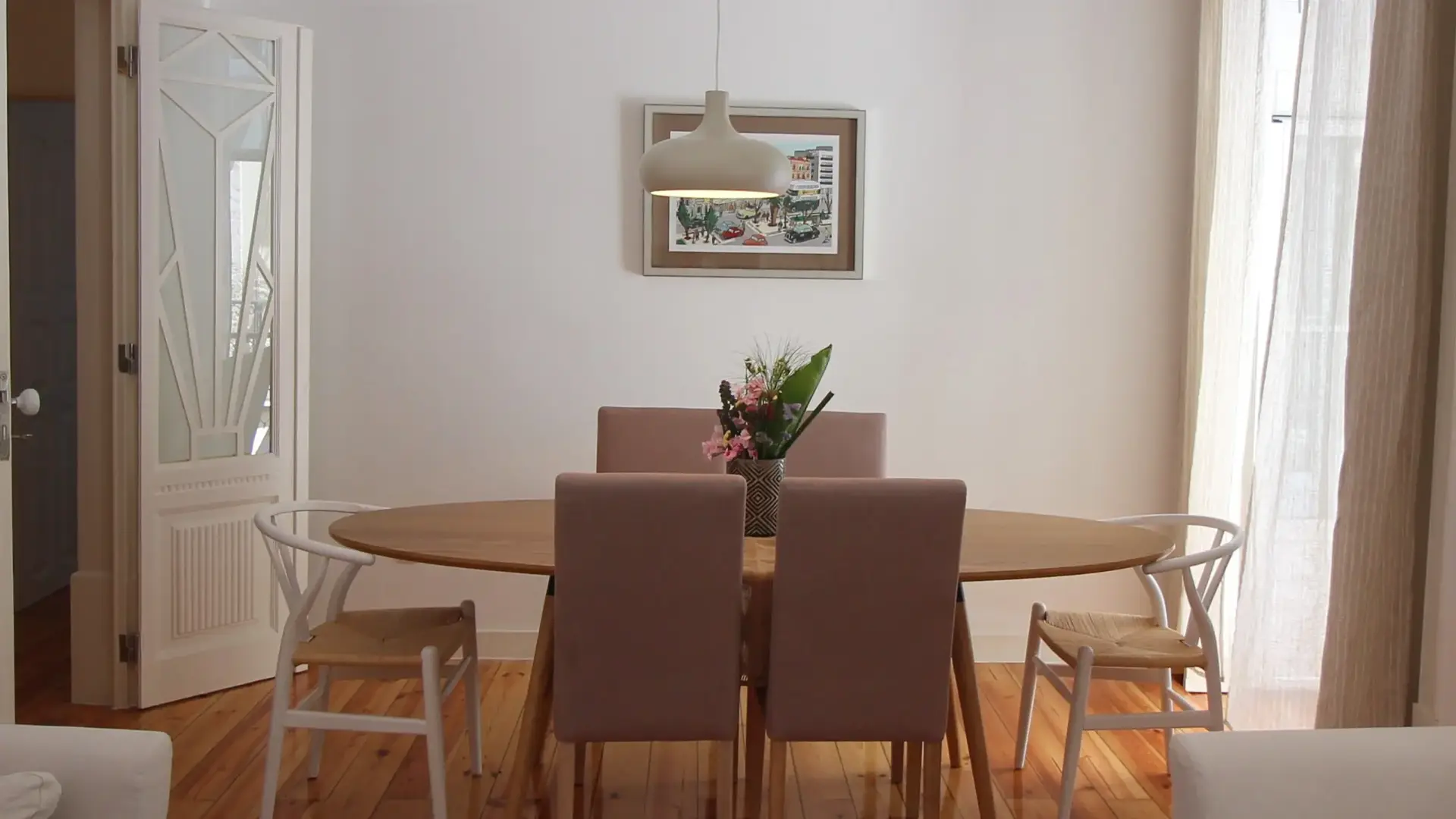 Sala minimalista e organizada com poucos elementos